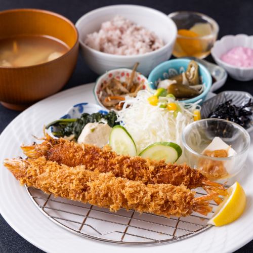 [BIG size ◎] Plump and delicious♪ "Extra large head-on fried shrimp set meal" /