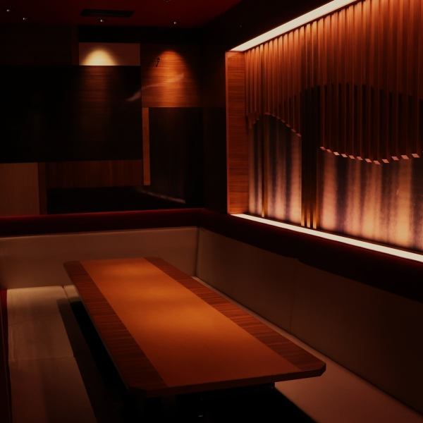 【知人や友人との少人数様にも最適】潮風感じる和個室は、落ち着いた大人の雰囲気漂う空間でございます。プライベート向けに少人数用の個室をご用意がございます。扉付完全個室なら、周りを気にせず盛り上がる宴会にも最適でございます。様々な場面ででご利用いただける各種個室でご要望にお応えいたします。
