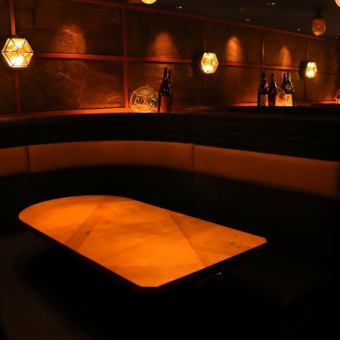 4名様～6名様ソファー席。名駅店のソファー席ではで潮風感じる空間をご用意しております。少人数個室はプライベートな時間をおくつろぎいただけます。