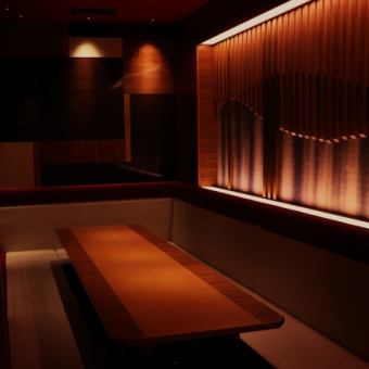 扉付完全個室のご用意がございます。8名様から最大30名様まで対応可能でございます。完全個室はお席に限りがございますので、ご予約をお勧めいたします。各種ご宴会に様々な個室とお料理をご用意しております。