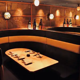 4名様～6名様ソファー席。名駅店のソファー席ではで潮風感じる空間をご用意しております。少人数個室はプライベートな時間をおくつろぎいただけます。