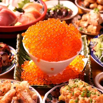 【週末も3h飲放】ぶっかけイクラのこぼれ飯や産直鮮魚の3点盛りが楽しめる飲放題付全10品7000円