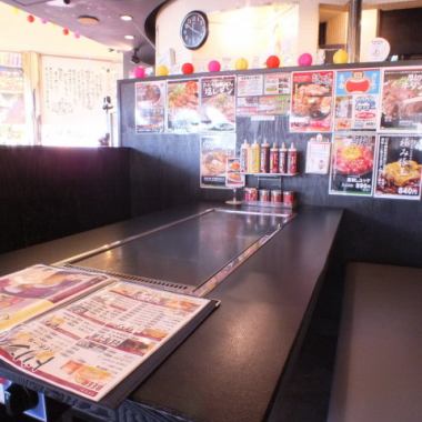 The total number of seats is 46 seats.We can eat and drink slowly in spacious shop! It is our calm atmosphere unique to Okonomiyaki shop, although it is calmly based on black ★ Delicious food and alcohol together with family, friends, colleagues etc. Please enjoy it to your heart's content ◎