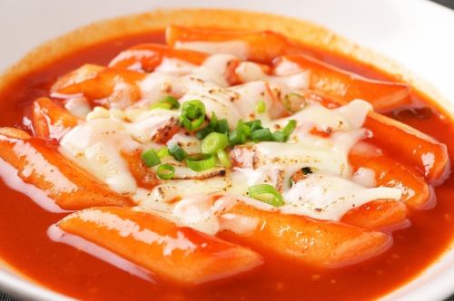 濃厚チーズとの相性が抜群のチーズトッポギ♪＋275円でサリ麺も追加可能！