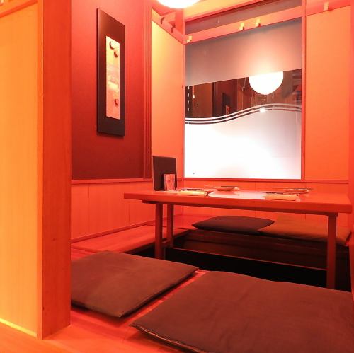 <p>【友人同士やご家族でのご利用にも◎】4名様までの個室もあり、少人数での宴会やご家族でもご利用ください♪プライベートな空間で人目を気にせず心ゆくまでお楽しみください。各種ご宴会のご相談などもお気軽に店舗までお問い合わせください♪スタッフ一同お客様のご利用を心よりお待ちしております！！</p>