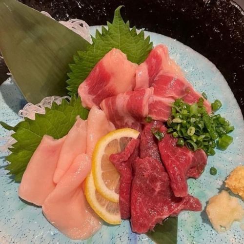 絶品！！「馬刺し三点盛り」