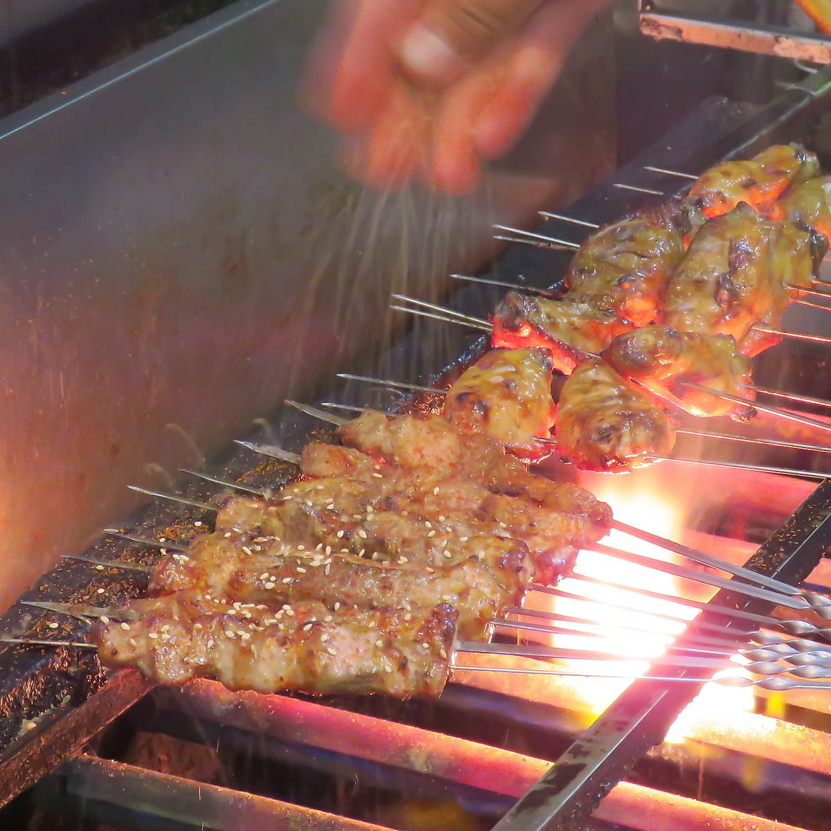 当店の名物「リュウさん本場料理の肉串」は種類豊富！