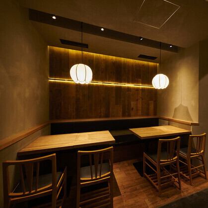 木目を基調とした温かみのある店内のテーブル席は、会社帰りのお食事やご家族揃っての特別な時間にぴったりです。落ち着いた雰囲気の中、心地よい会話が弾み、料理を楽しむ喜びが広がります。