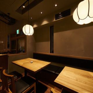 4名掛けのテーブル席は6つ完備しており、1グループ最大8名様までご利用可能です。会食や接待など幅広いシーンでご利用いただけます。