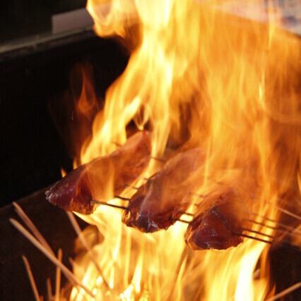 注文後に藁で豪快に焼き上げる名物「鰹の塩たたき」