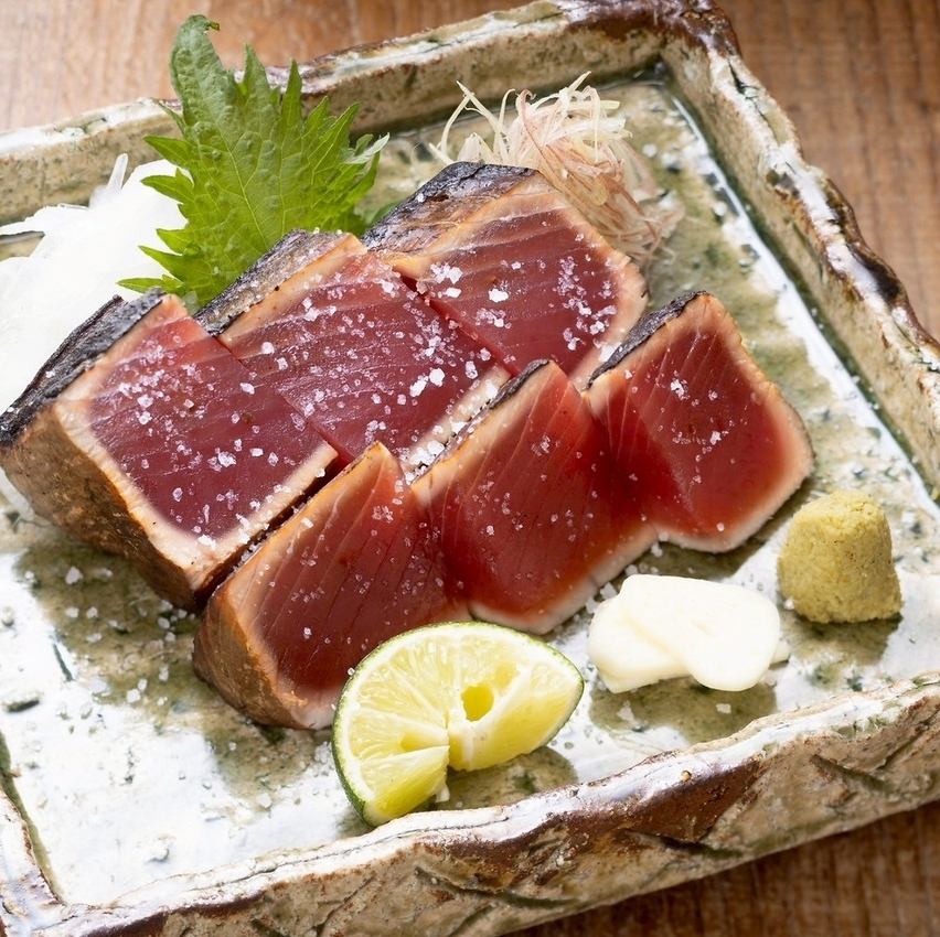 注文後に藁で豪快に焼き上げる名物『鰹の塩たたき』を土佐の日本酒と共に