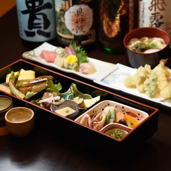 日本酒好きに大好評の「箱膳コース」。多種の酒肴に造り、天ぷら、うどん付3500円