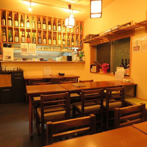 1Fはテーブル席と座敷。日本酒がずらりと並んだ店内は、日本酒好きなら見てるだけで飽きません。セラーにもたくさんの日本酒があり、常時35種類以上の日本酒が、飲み頃でおまちしております。