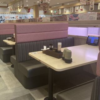 ご家族連れ、友達、カップルでもゆったりくつろげるソファー席。