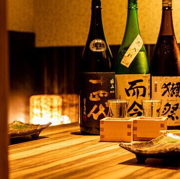 【小人数テーブル】 光と影が織り成す上質空間。都会の喧騒を忘れ大人の時間をゆったり堪能できる空間をご用意！2名～6名の少人数様向けのテーブル席などゆったりと優雅なお時間をお過ごし頂けるこちらのお席は、デートをワンランク上の仕上がりに！サプライズ演出できるデザートプレートもご用意しております！！
