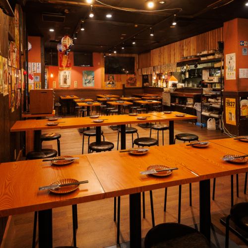 【少人数から大人数まで対応可能】個室席もご用意しております。間接照明と和の装飾の数々が洗練された大人な空間を演出しております!扉付きとなっておりますので周りを気にせずお楽しみいただけますよ!当店でゆっくりと羽を伸ばしてご寛ぎくださいませ♪