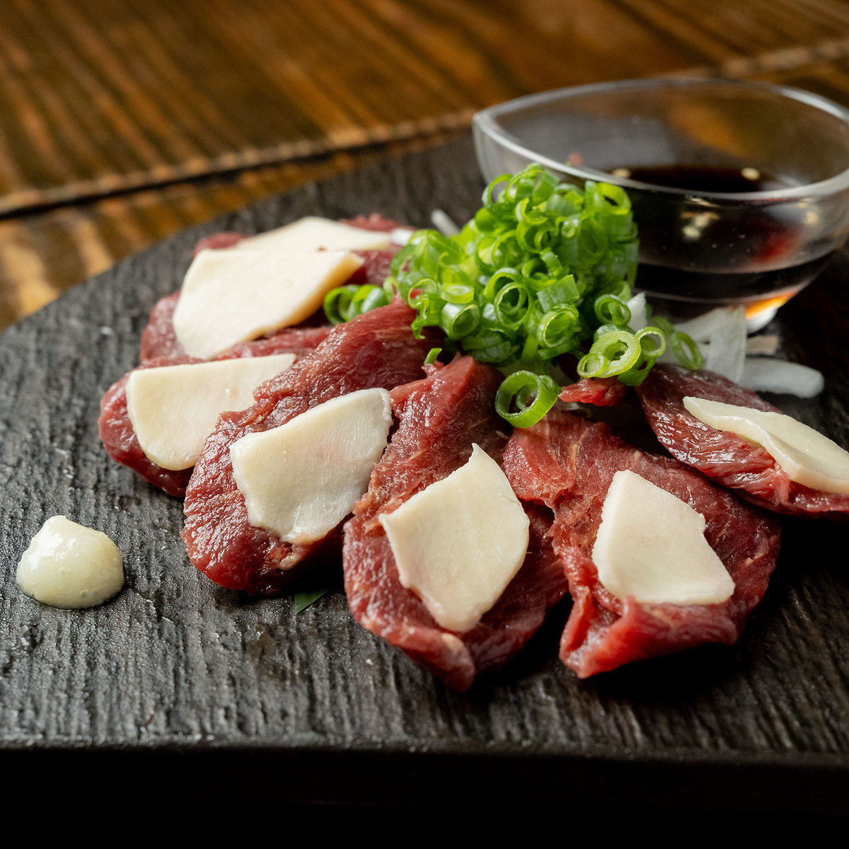 人気の特選馬刺し、定番の炭火串焼など自慢の料理をご堪能あれ♪