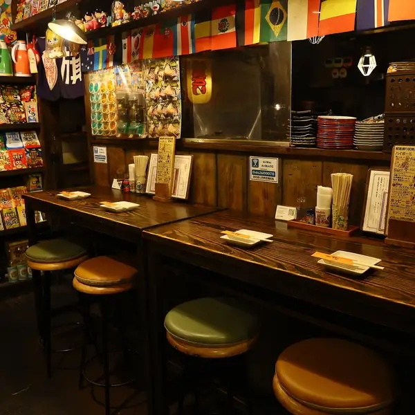 ◆笑顔が集まるIZAKAYA◆宴会、女子会にオススメの広々テーブル席◆マリリンモンローのCUTEな巨大ポスター前の席は宴会にオススメです！８～１０名様対応席・空間を一つにすると25名様まで入れます！歓送迎会などの会社宴会にも使いやすい！★【宴会/歓送迎会/飲み放題/喫煙/もつ鍋/炭火串焼き】