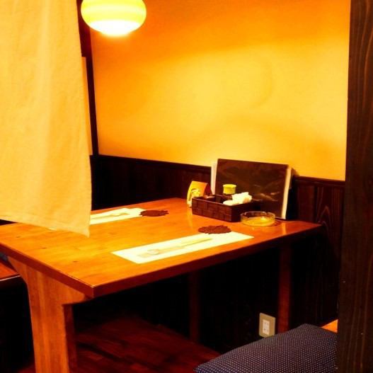 1F：2名の半個室席…2名様での落ち着いた飲み会にぴったり。程よい簾の仕切りでプライベート感もあります♪デートでのご利用にも抜群な空間造りを心掛けておりますので周りを気にせず大切な方との特別な時間をしっとりと穏やかにお楽しみください。雰囲気からこだわった店内は思わずお酒も進み会話も弾むこと請け合いです！