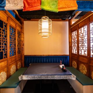 4名様用の個室が1つございます。