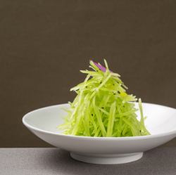 ネギ油で和えた青竹の細切り/モンゴル蕎麦とジャガイモ和え