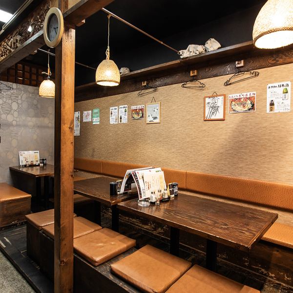 当店のテーブル席は最大20名様まで対応可能です。落ち着いた雰囲気の店内で、ゆったりとした時間を過ごしませんか。おしゃべりや食事を楽しみながら、心地よいひとときを過ごせます。身近な仲間や大切な人たちとの時間を、贅沢に過ごしたい方におすすめです。
