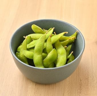 Salt-boiled green soybeans