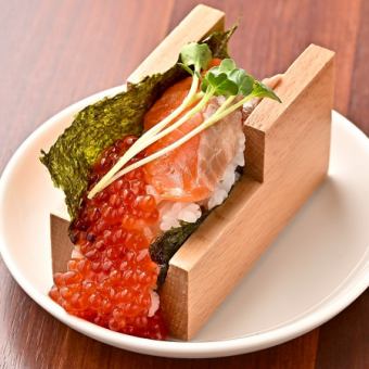 Salmon and salmon roe hand-rolled oyako sushi