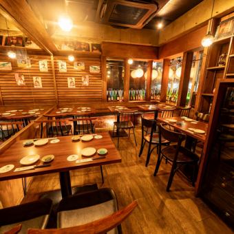 The table seating area can accommodate groups of around 20 people, and features an attractive layout with private rooms that utilize partitions.You can also use it with peace of mind for company gatherings or banquets with friends.The space is filled with warm wooden textures and retro lighting, creating a relaxed atmosphere where you can enjoy conversation and meals.