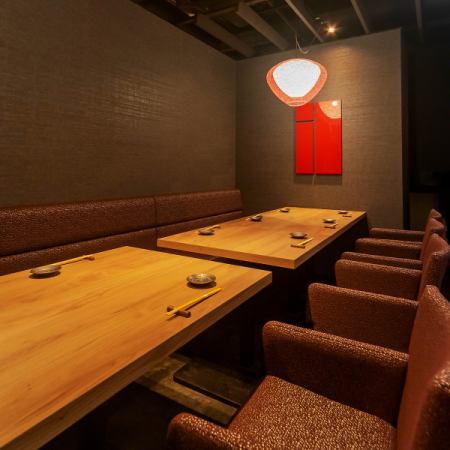 A table-type private room that can accommodate up to 10 people / The ceiling is open.