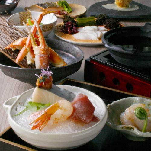 We offer individual courses of Hokkaido's four-season cuisine, which changes monthly and focuses on seafood.