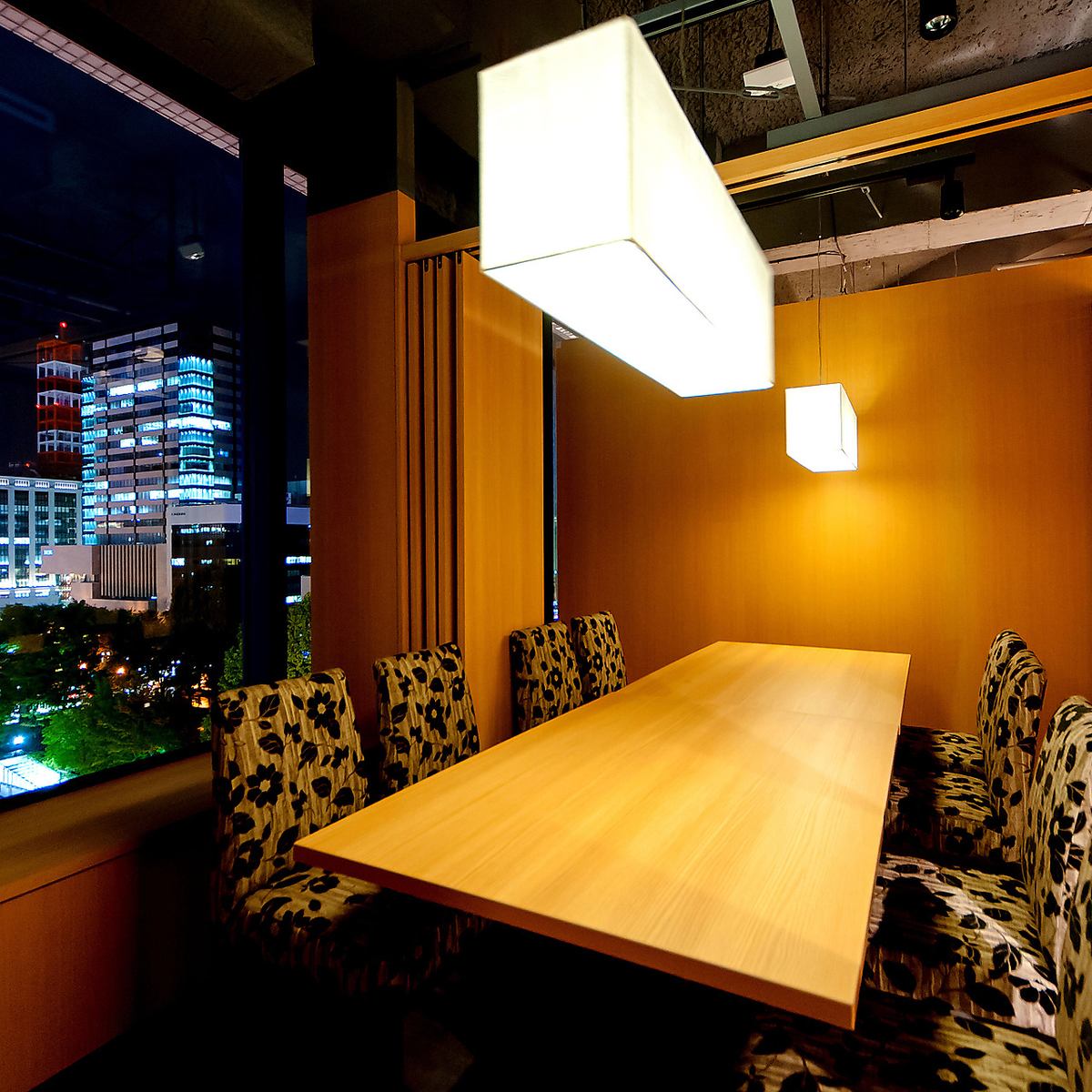 Enjoy the night view・Relax in a private room・Recommended seafood course from 5,000 yen