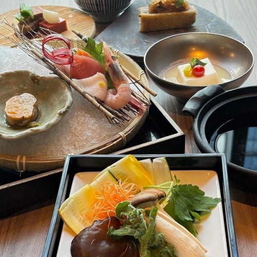 仅限7月【鱼吉海鲜套餐 5,000日元】6种刺身、夏季蔬菜涮锅、其他7种菜品/单独供应
