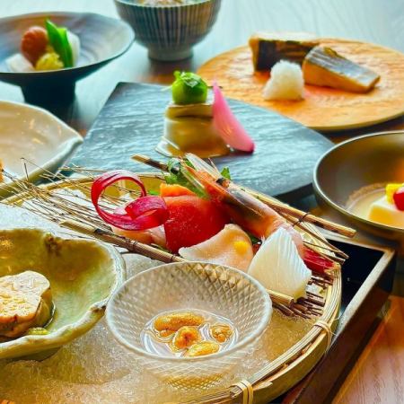 July only [Kai Seafood Course] Eight individually-served dishes including luxurious individual servings of sashimi, straw-grilled Tokishirazu, and Wagyu Shinta-maki