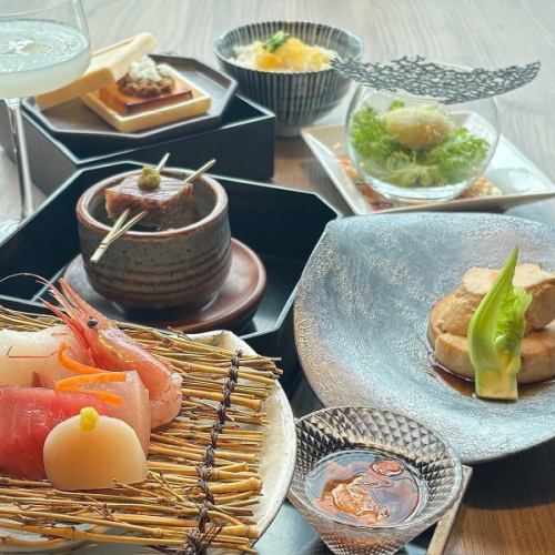 二月限定【凯海鲜套餐】八道单人份菜肴，包括奢华单人份刺身、自制麸皮腌制炭烤和牛、以及近江鸭。