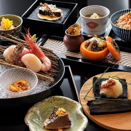 十月限定版:海鲜套餐 - 豪华单人份刺身、和牛大后烧、松茸汤、烤河豚及其他八道单人份菜肴。