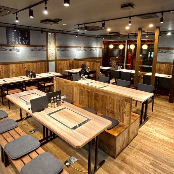 広々とした和モダン空間で宴会やグループ利用に最適！鉄板焼きの香ばしい香りとともに、楽しい時間をお過ごしください。