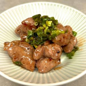 用蔥和鹽醃製頭部