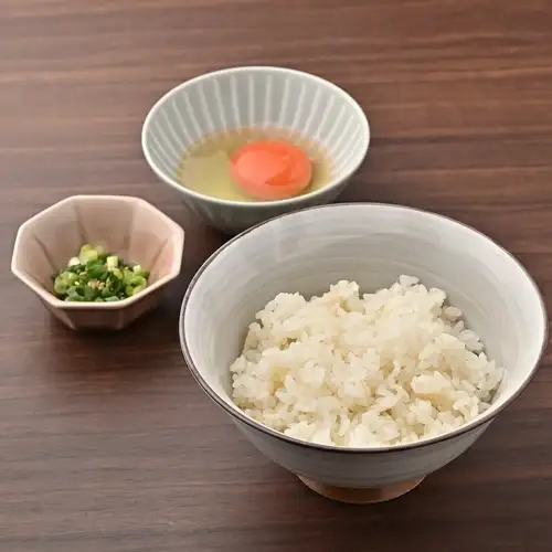 진한 붉은 달걀 밥