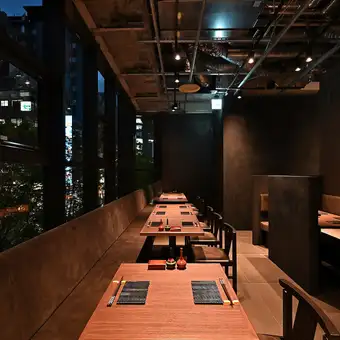 The table seating facing the window offers a tranquil setting where you can enjoy your meal while gazing at the Yaesu cityscape and street trees.These seats offer a more focused conversational experience than the counter seats, making them ideal for meals with friends, after-work dinners, or small group gatherings.It's a great place to relax and enjoy a meal together, and despite being close to the station, it doesn't feel hectic.Entering and exiting seats is also relatively smooth.