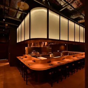 The L-shaped counter surrounding the grilling area allows you to experience up close the chef's hands turning the skewers, the sounds of the food cooking, and the aromas rising from the grill.It's perfect for a quiet evening when you want to enjoy a drink alone, as well as a date where you can enjoy conversation while focusing on the food.This is a prime spot at Tokyo Station's Yaesu area where you can enjoy a freshly made skewer at the closest possible distance.The close proximity to the grill chef is a unique feature of this seating area.