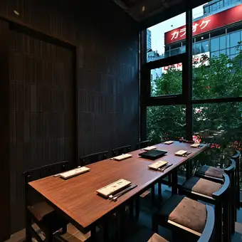 Our private rooms with doors are ideal for meals where you want to enjoy your meal without worrying about being seen by others or the hustle and bustle of the restaurant.The restaurant's calm and sophisticated setting makes it ideal for important occasions such as entertaining clients, family introductions, anniversary meals, and small welcome or farewell parties.Located near the Yaesu Exit of Tokyo Station, it's an easily accessible location for banquets with guests coming from far away.