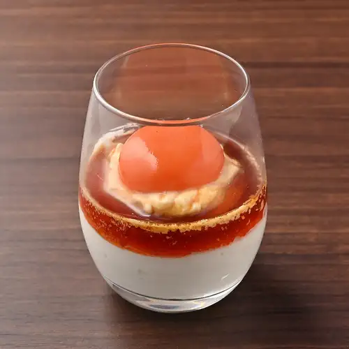 鮮やかな卵黄が目を引く「紅卵のふんわり生ぷりん」
