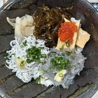 生銀魚和炒銀魚碗