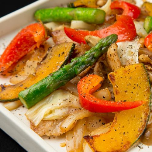 Stir-fried pork belly with salt and vegetables, seasoned with black pepper