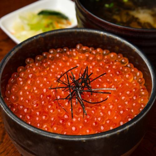 Salmon roe rice bowl (with miso soup and pickles)