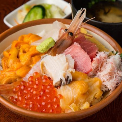 Special seafood bowl (with miso soup and pickles)