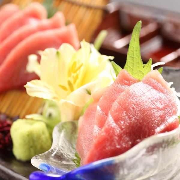 We offer a wide range of carefully selected sashimi, from individual items and small servings to luxurious boat-shaped platters!