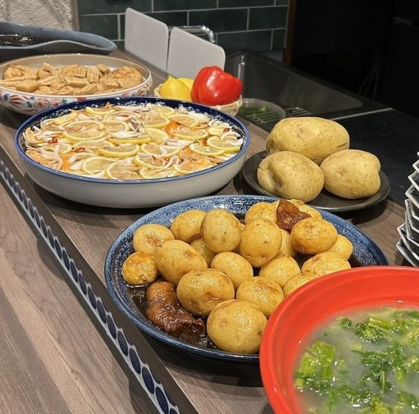 カウンターにはおばんざいや旬の食材を常時置いております。見て楽しい選んで楽しい空間で美味しい料理とお酒を楽しんでお過ごしください。