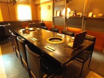 【Spacious table ♪】 8 people seat !! Family and farewell party, welcome party, perfect for various banquets ♪ Partitioned with a blind ♪ in a private room style
